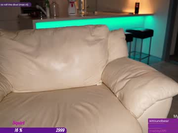 รุมเย็ดสาวผมทองที่โซฟาขย่มตอไปอมควยไปด้วยอมควยจนน้ำควยแตกใส่ปาก