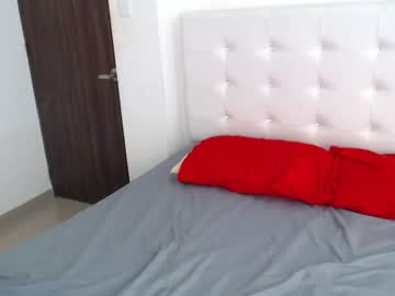 คลิปโป๊อมควยจับควยยัดหีโบ๋ขึ้ยขย่มเด็ดๆ ยืนกระแทกหีคาถุงยางอย่างเสียว