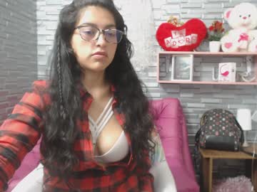 คลิปนิโกรควยใหญ่ั่งให้อมควยจับกระแทกหีปลายเตียงร้องดังลั่น